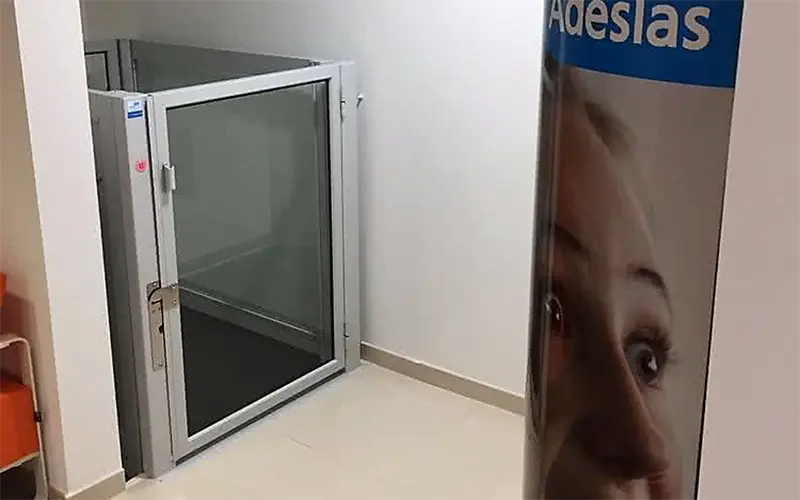 Instalación de una plataforma salvaescaleras en una clínica dental