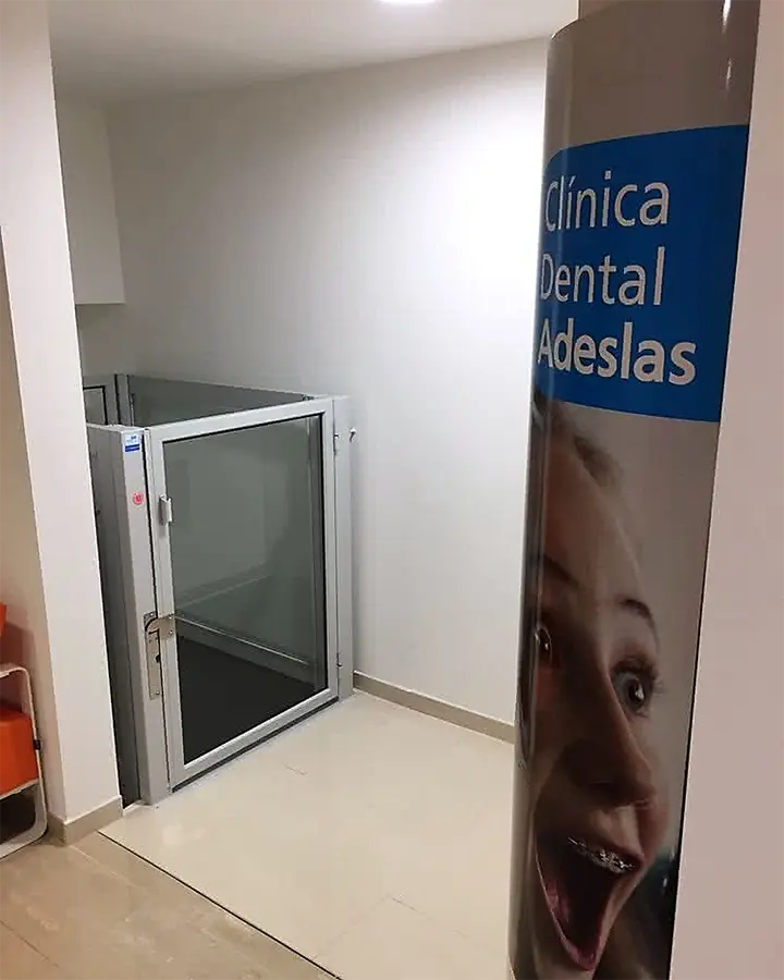 Instalación de una plataforma salvaescaleras en una clínica dental
