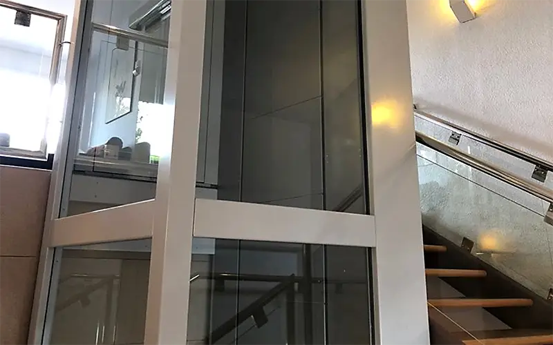 Instalación de un elevador con cerramiento