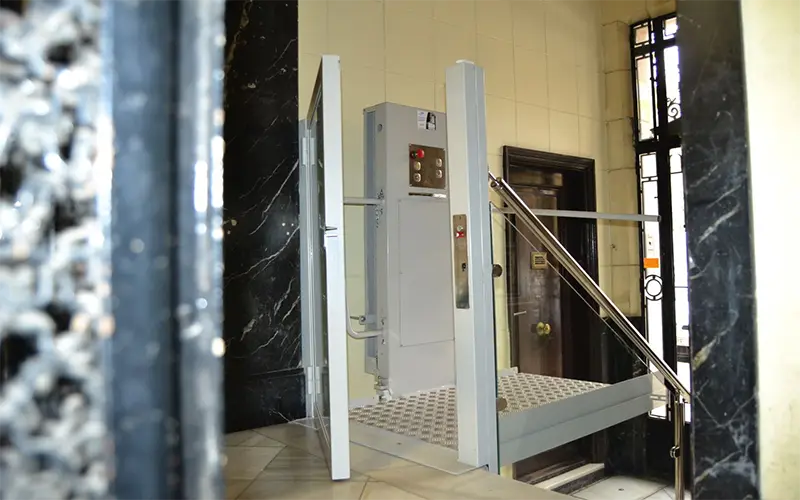 Instalación de un elevador Domostep en un local